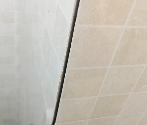 武鸣瓷砖空鼓维修公司分享阳台瓷砖脱落的修复过程可以分为以下几个步骤