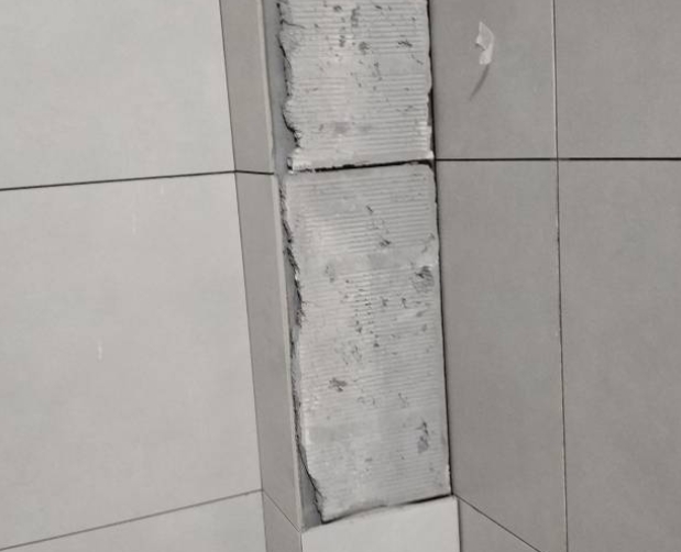 武鸣瓷砖空鼓维修公司分享下瓷砖施工前基层浇水润湿程度不足，可能导致以下问题